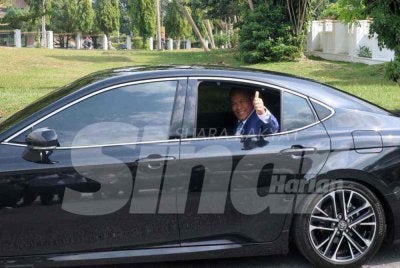 Aminuddin melambai tangan kepada pengamal media sebaik kenderaannya keluar daripada Istana Hinggap.