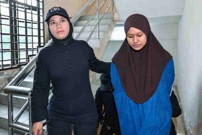 Ibu muda Nuran Batrisya Jamaludin, 22, (kanan) mengaku bersalah di Mahkamah Sesyen hari ini atas pertuduhan menyebabkan kematian bayi perempuannya yang baru dilahirkan pada Mei lepas. Foto Bernama