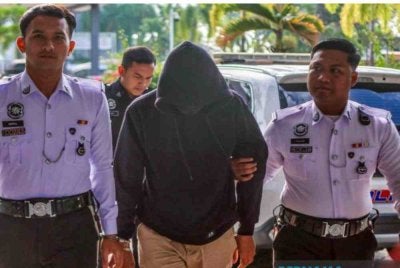Seorang peniaga mengaku tidak bersalah di Mahkamah Majistret di sini hari ini atas pertuduhan memandu secara berbahaya sehingga menyebabkan kematian seorang remaja lelaki dalam kemalangan di Jalan Losong Feri pada Mei lepas. Foto Bernama