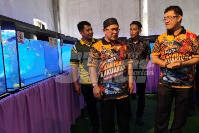 Ismail (kanan) bersama Tuan Saripuddin (kiri) melihat ikan-ikan hiasan yang dipamerkan pada Pesta Ikan Hiasan dan Akuakultur Negeri Kelantan di Pantai Irama, Bachok pada Rabu. FotoSINAR HARIAN/HAZELEN LIANA KAMARUDIN