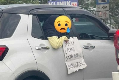 Rata-rata warganet meluahkan rasa sebak selepas melihat tindakan seorang wanita menggantung sekeping nota tertera perkataan ‘Maaf ayah saya baru meninggal’ semasa terperangkap dalam kesesakan lalu lintas. Foto NOR AZAH NAZARUDIN