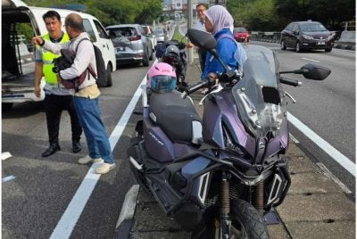 Seorang kanak-kanak berusia lapan tahun selepas motosikal dinaiki bersama ibu bapanya terlibat kemalangan di Jalan Cheras, Kuala Lumpur pada Rabu. Foto: Polis KL