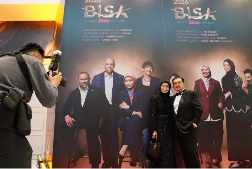 Dr Anne (kiri) bergambar semasa Anugerah Ikon Perancangan Harta dan Perusahaan BISA 2026
