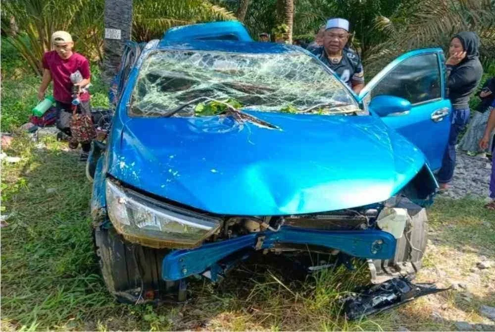 Kenderaan dinaiki mangsa dipercayai hilang kawalan sebelum melanggar sebatang paip air.