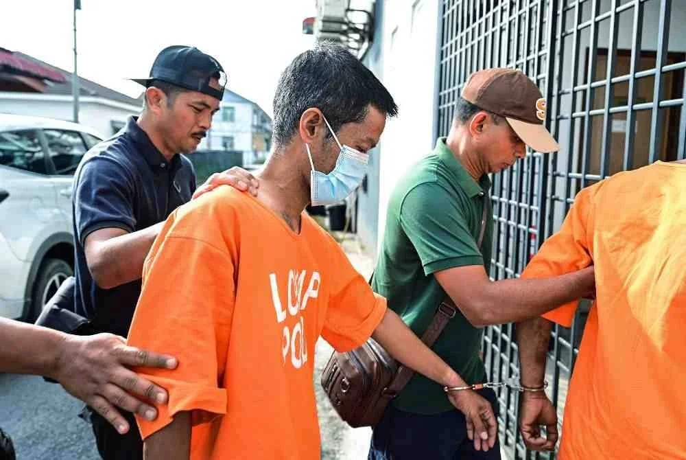 Seorang guru, Darusalam Ab Rahman, 42, mengaku tidak bersalah di Mahkamah Sesyen atas tujuh pertuduhan amang seksual fizikal terhadap dua pelajar lelaki, bulan lepas. Foto Bernama
