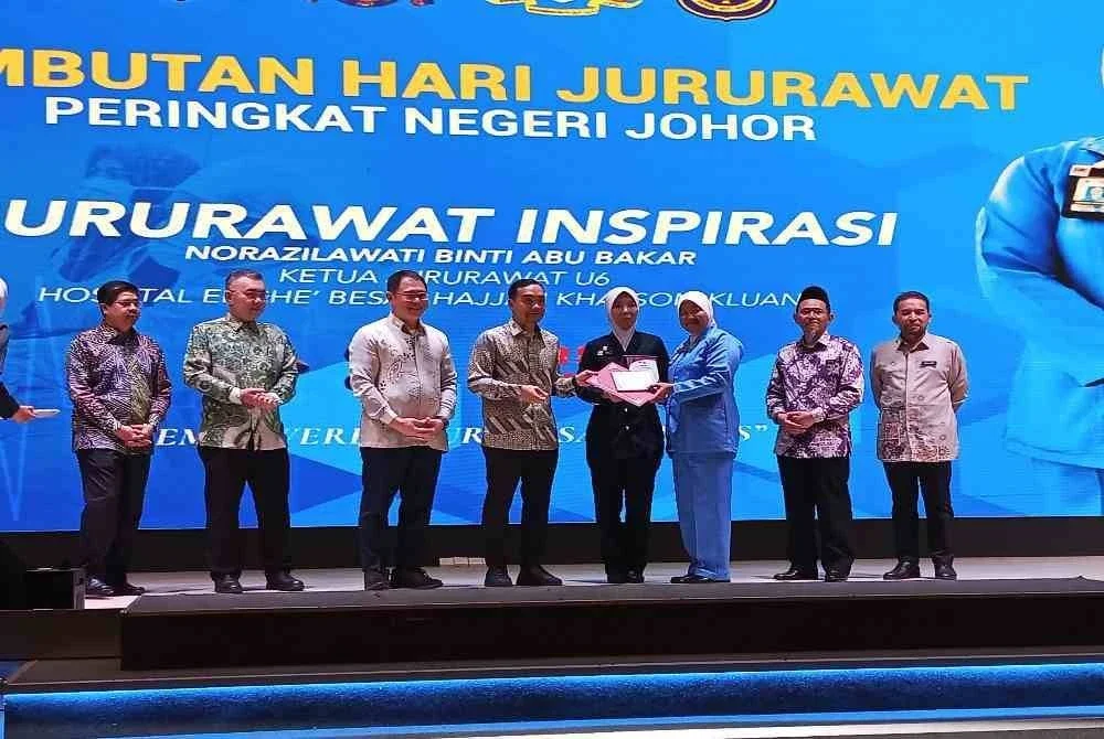 Tian Soon (dua kiri) bersama Onn Hafiz (tengah) pada Majlis Sambutan Hari Jururawat Sedunia peringkat negeri di Iskandar Puteri pada Khamis.
