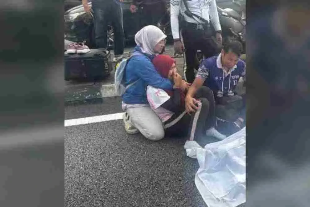 Bapa mangsa dilaporkan mengalami kecederaan di bahagian pinggang dan kedua-dua kaki, manakala ibunya cedera pada tangan kanan dan kini menerima rawatan di Hospital Canselor Tuanku Muhriz.