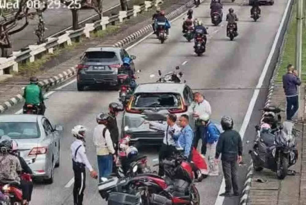  Seorang kanak-kanak perempuan berusia lapan tahun maut selepas motosikal yang dinaikinya bersama ibu bapanya terlibat dalam kemalangan tersebut.