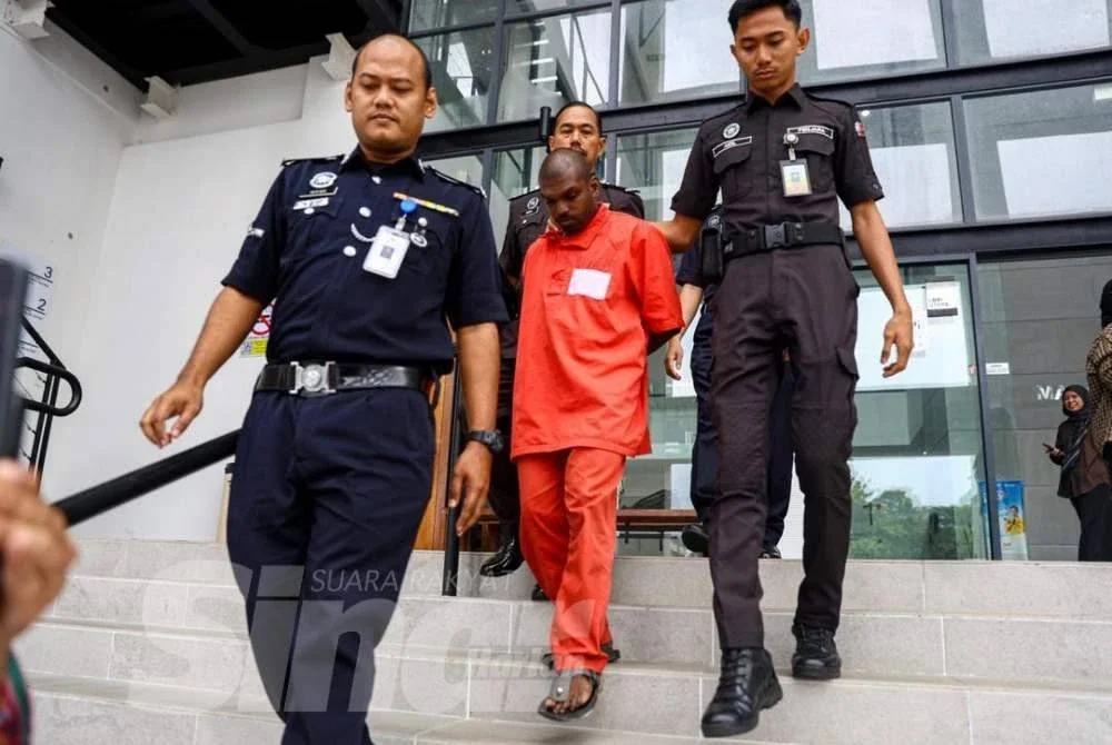 Retna Velu (tengah) dibawa ke Mahkamah Sesyen Ampang pada Khamis bagi kes amang seksual terhadap lima kanak-kanak lelaki.