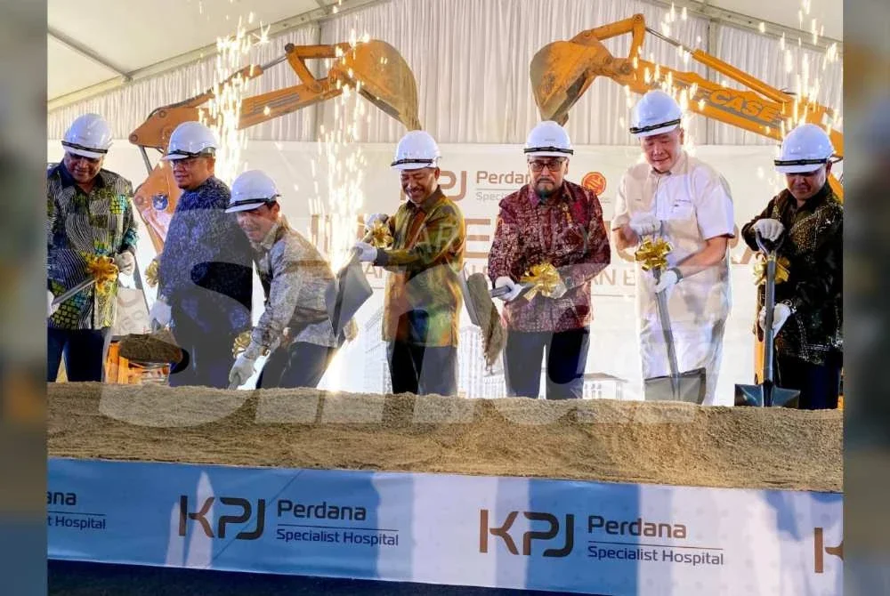 Mohd Nassuruddin (empat dari kanan) bersama Ismail (tiga dari kiri) menyempurnakan gimik Majlis Pelancaran Pembangunan Bangunan Baharu Hospital Pakar KPJ Perdana di Kota Bharu pada Khamis. Foto: HAZELEN LIANA KAMARUDIN