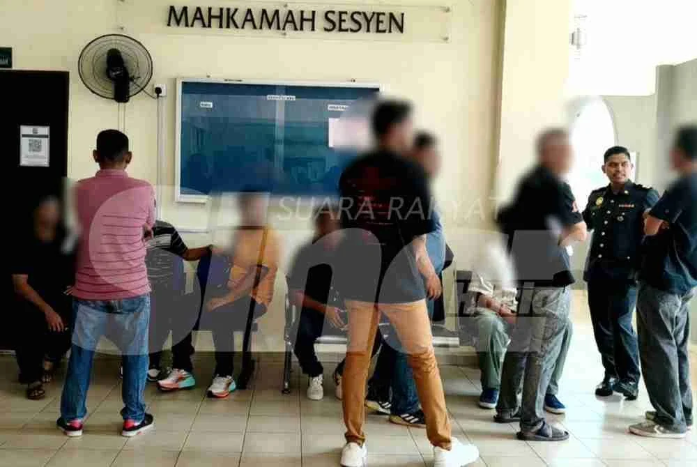 Seramai lapan individu yang terdiri daripada empat pemilik bot dan empat tekong berdepan hukuman denda tidak lebih RM1 juta atau penjara sehingga tiga tahun atau kedua-duanya sekali, jika sabit kesalahan memiliki diesel tanpa lesen sah, bagaimanapun kesemua OKS terbabit mengaku tidak bersalah di Mahkamah Sesyen Pasir Mas pada Khamis. Foto: SINAR HARIAN/HAZELEN LIANA KAMARUDIN