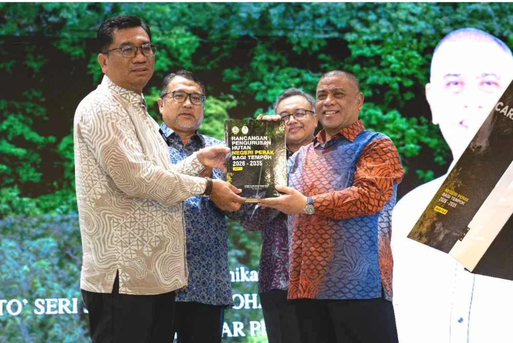 Saarani (kanan) bergambar selepas merasmikan buku Rancangan Pengurusan Hutan Negeri Perak pada Majlis Sambutan Hari Hutan Antarabangsa Peringkat Negeri Perak 2026 di Bangunan Perak Darul Ridzuan. Turut hadir, Mohd Basri Abdul (kiri). Foto Bernama