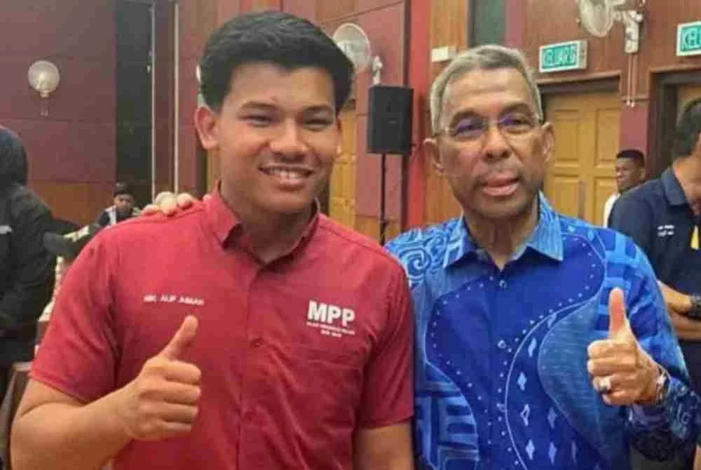 Azhar (kanan) bersama pelajar terlibat, Nik Alif Aiman Abdul Ariffahmi dalam satu program di Institut Latihan Memperkasa Ummah (ILMU), Janda Baik pada 20 Mei lalu