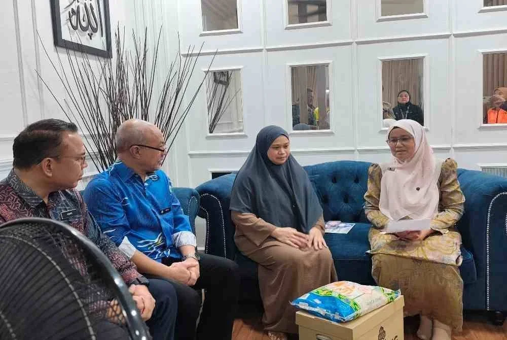 Nurkhaeryna (dua dari kanan) menerima kunjungan dari Sabariah (kanan) dan Hisham (dua dari kiri) serta Khairul Amri pada Ziarah Prihatin Pertubuhan Keselamatan Sosial (PERKESO) kediaman keluarganya di Bukit Setongkol di sini pada Khamis. Foto Sinar Harian.