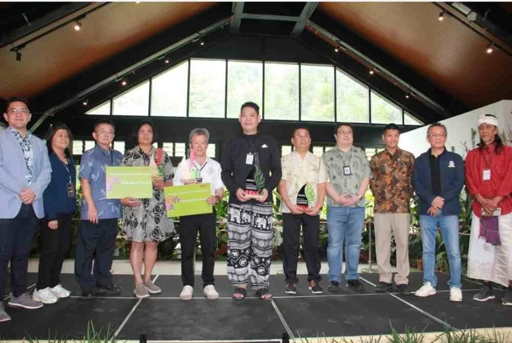 Sesi foto berkumpulan bersama para pemenang dan wakil Pertandingan Orkide Antarabangsa semasa majlis penyampaian hadiah.