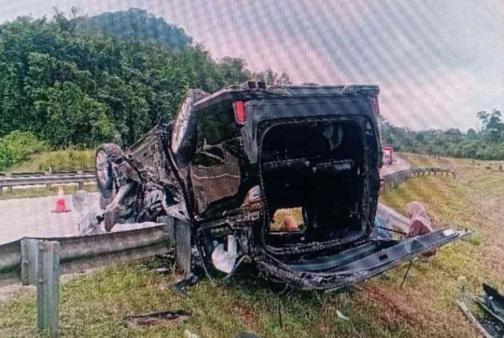 Keadaan Vellfire yang terbabas di LPT berhampiran Felda Bukit Tajau menghala ke Chenor pada Khamis. Foto: JBPM Pahang