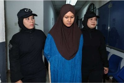 Ibu muda, Nuran Batrisya Jamaludin, 22, (tengah) mengaku bersalah di Mahkamah Sesyen atas pertuduhan menyebabkan kematian bayi perempuannya yang baru dilahirkan pada Mei lepas. - Foto Bernama