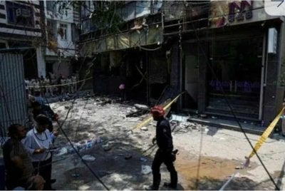 Operasi menyelamat di kawasan kebakaran sebuah hotel di New Delhi. - Agensi