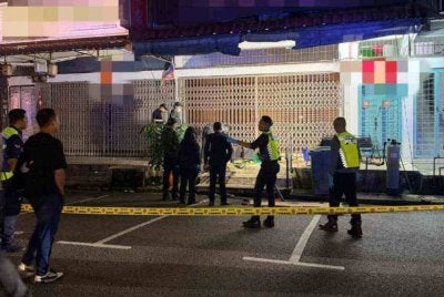 Polis menjalankan siasatan di lokasi seorang lelaki ditemukan maut dengan kecederaan parah pada tangan dan kaki di Pekan Nanas. Foto IPD Pontian