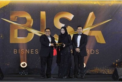 Dr Anne menerima Anugerah Ikon Perancangan Harta dan Perusahaan BISA 2026, disampaikan oleh Ketua Pengarang Kumpulan Sinar Harian, Zamri Rambli pada Malam BISA 2026 baru-baru ini.