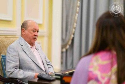 Sultan Ibrahim ketika berkenan menerima menghadap Hannah di Istana Negara pada Khamis.