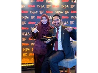 Nur Fadhilah bergambar bersama suami ketika anugerah Bisnes Sinar Harian Awards (BISA) 2026 yang diadakan di Hotel Royale Chulan, Petaling Jaya.