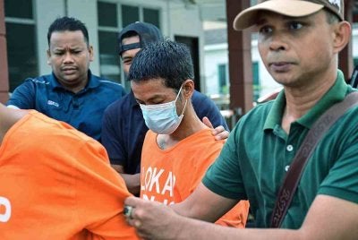 Seorang guru, Darusalam Ab Rahman, 42, mengaku tidak bersalah di Mahkamah Sesyen atas tujuh pertuduhan amang seksual fizikal terhadap dua pelajar lelaki, bulan lepas. Foto Bernama
