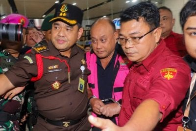 Dadan Hindayana (tengah) semasa ditahan di Jakarta.-Foto AFP.