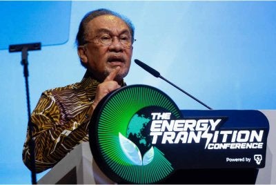 Anwar ketika berucap sempena pelancaran Persidangan Peralihan Tenaga 2026 (ETCon26) pada Khamis. Foto Bernama