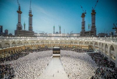 Di sinilah jutaan hati bertemu, menghadap kiblat yang sama dalam mencari keredaan ALLAH SWT.