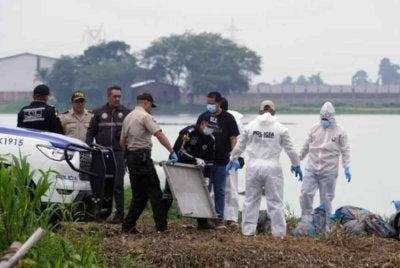 Penyiasat turut menjumpai petanda pada guni dengan mesej yang didakwa dikaitkan dengan kumpulan jenayah terancang. Foto AFP 