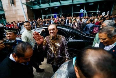 Anwar hadir pada Majlis Peluncuran Persidangan Peralihan Tenaga di Pusat Konvensyen Kuala Lumpur (KLCC).