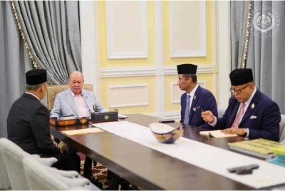 Sultan Ibrahim ketika berkenan menerima menghadap Abdul Halim di Istana Negara pada Khamis.
