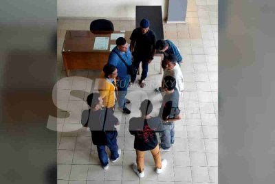 Seramai lapan individu yang terdiri daripada empat pemilik bot dan empat tekong berdepan hukuman denda tidak lebih RM1 juta atau penjara sehingga tiga tahun atau kedua-duanya sekali, jika sabit kesalahan memiliki diesel tanpa lesen sah, bagaimanapun kesemua OKS terbabit mengaku tidak bersalah di Mahkamah Sesyen Pasir Mas pada Khamis. Foto: SINAR HARIAN/HAZELEN LIANA KAMARUDIN