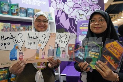 Siti Aisyah (kiri) menunjukan koleksi buku terbaharu yang terdapat di reruai Grup Buku Karangkraf sempena Pesta Buku Antarabangsa Kuala Lumpur 2026 yang berlangsung sehingga 7 Jun ini.