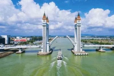 Jumlah pelancong itu berdasarkan rekod kemasukan melalui plaza tol di Terengganu iaitu LPT2 sebanyak 419,183 kenderaan dalam tempoh sama. Foto hiasan 