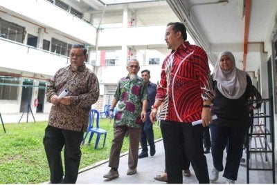 Asyraf Wajdi ketika melakukan lawatan ke bangunan asrama baharu KPM Beranang. Foto FB Dr Asyraf Wajdi Dusuki
