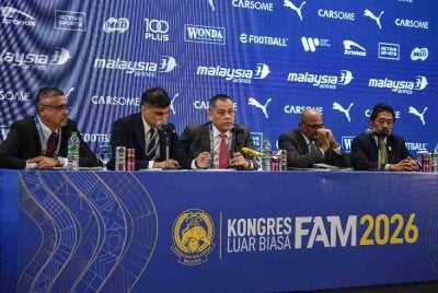 Presiden Kehormat Persatuan Bola Sepak Malaysia (FAM) Tan Sri Hamidin Mohd Amin (tiga,kiri) bersama Setiausaha Agung Konfederasi Bolasepak Asia (AFC), Datuk Seri Windsor Paul John (dua,kanan) bercakap pada sesi Sidang Akhbar selepas Majlis Kongres Luar Biasa FAM 2026 hari ini. Foto Bernama 