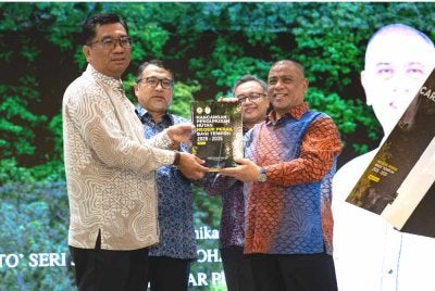 Saarani (kanan) bergambar selepas merasmikan buku Rancangan Pengurusan Hutan Negeri Perak pada Majlis Sambutan Hari Hutan Antarabangsa Peringkat Negeri Perak 2026 di Bangunan Perak Darul Ridzuan. Turut hadir, Mohd Basri Abdul (kiri). Foto Bernama