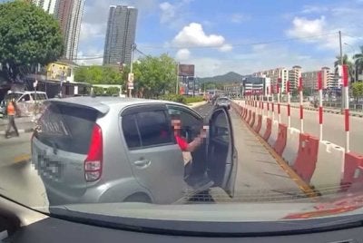Video tular memaparkan tertuduh menunjukkan isyarat lucah kepada seorang pemandu kereta. 