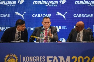 Hamidin (tengah) bersama Setiausaha Agung AFC, Datuk Seri Windsor Paul John (kanan) bercakap pada sesi Sidang Akhbar selepas Majlis Kongres Luar Biasa FAM 2026. Foto: Bernama 