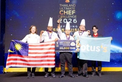Muhammad Syafiq (tengah), Leo Wong (dua dari kanan) dan Yuventhiran (dua dari kiri) memenangi pingat emas sekali gus dinobatkan juara keseluruhan dalam kategori berpasukan pada TUCC 2026 di Bangkok, Thailand.