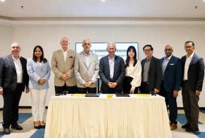 Wakil Petrosains dan Trinidad Hospitality bergambar bersama pada majlis menandatangani MoU menandakan langkah kerjasama memperkukuh ekosistem gaya hidup, pendidikan dan pelancongan berasaskan pengalaman yang semakin menjadi trend baharu dalam industri pelancongan negara.