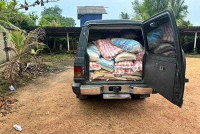 Pemeriksaan ke atas kenderaan yang ditinggalkan menemukan 1,385 kilogram beras pelbagai jenama dipercayai diseludup dari negara jiran. Foto PGA