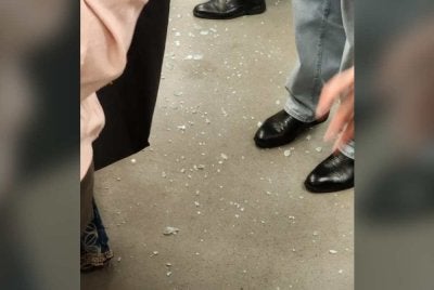 Gambar tular memaparkan serpihan kaca di sebuah tren LRT.