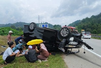 Lapan cedera selepas Toyota Vellfire yang dinaiki terbabas di KM 169 LPT berhampiran Felda Bukit Tajau menghala ke Chenor pada Khamis. Foto: JBPM Pahang
