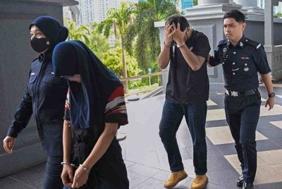 Pengawal kelab malam atau ‘bouncer’ Hamzi Amni Zamali, 40, dan suri rumah, Nurazwani Ahmad Rosli, 29, didakwa bersama-sama sebagai orang memelihara kanak-kanak itu menganiaya mangsa sehingga menyebabkan kecederaan fizikal di sebuah unit rumah pangsa kos rendah di Bandar Tasik Selatan di sini pada 23 Mei 2026. Foto Bernama. 