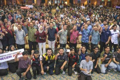 Onn Hafiz (tengah) bergambar dengan para pelajar pada Program Ayuh Johor Mahasiswa di Universiti Tun Hussein Onn Malaysia pada Khamis. Foto Bernama