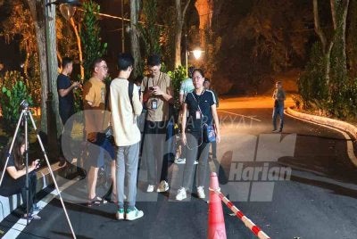 Media mula berkumpul di kediaman rasmi Menteri Besar Negeri Sembilan, Datuk Seri Aminuddin Harun yang dijadual bakal mengadakan pengumuman khas pada malam ini.