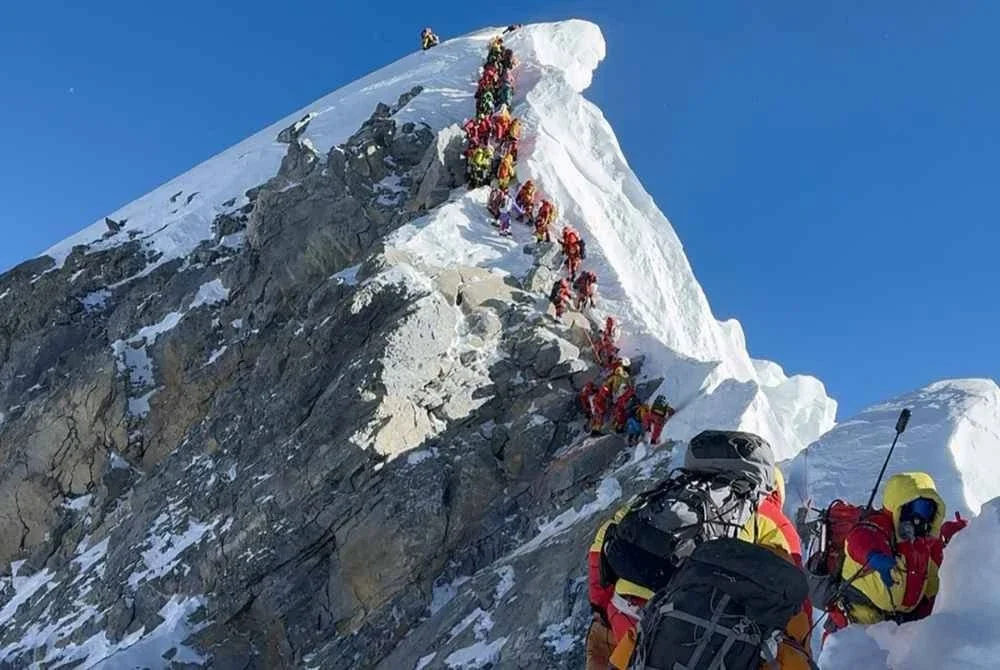 Nepal mengeluarkan 494 permit pendakian Everest kepada warga asing pada musim ini. 